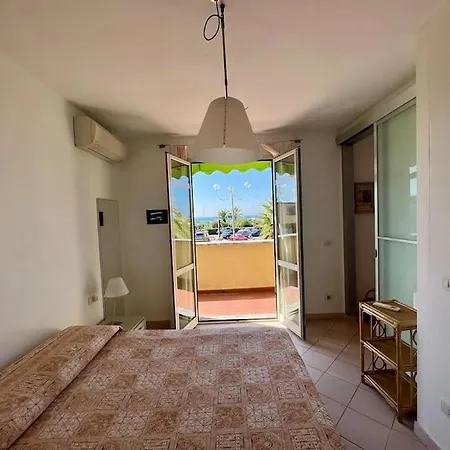 Grazioso Fronte Mare Apartamento *
